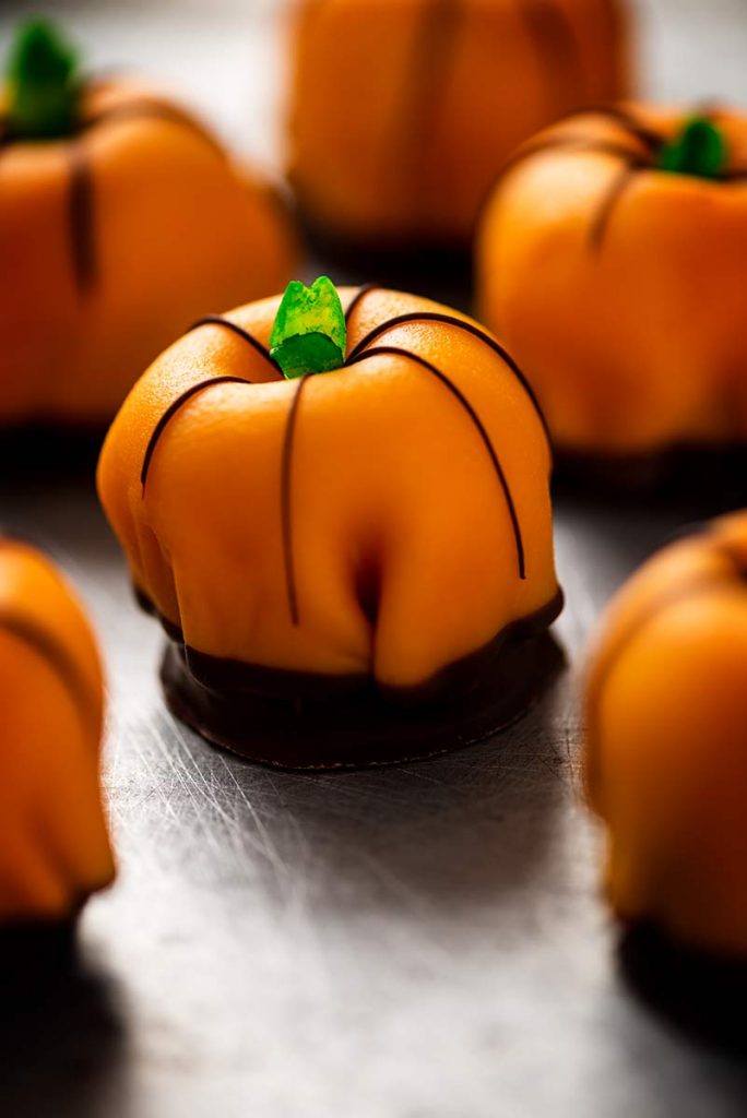 Pumpkin shaped cakes for Halloween