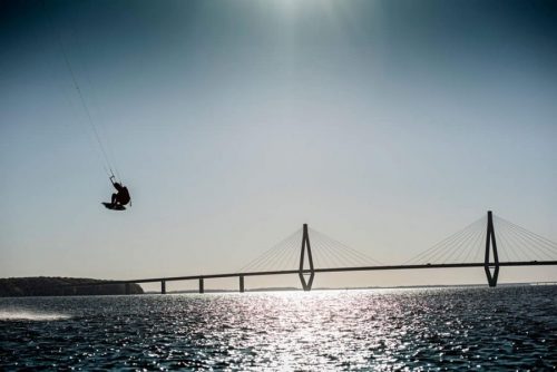 Kite surfer på Farø Vad med Farø broen i baggrund