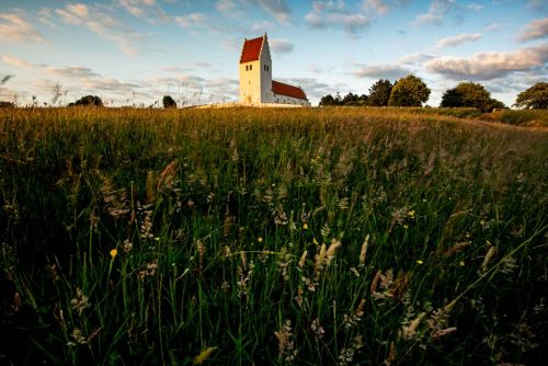 Lav ned vidvinkelvisning af Fanefjord kirke Denmark