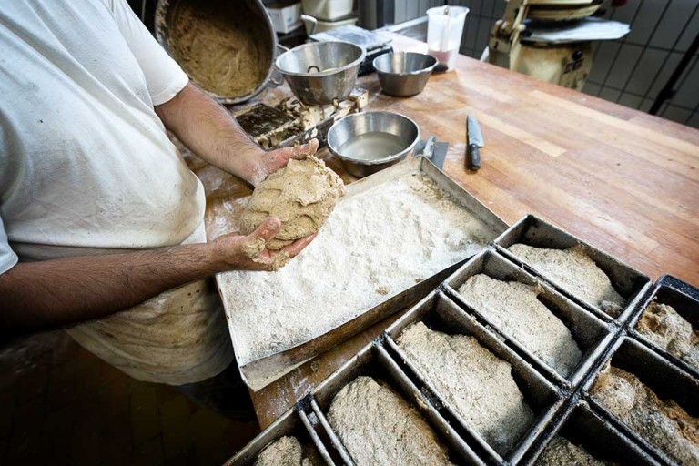 Bager med rugbrødsdej