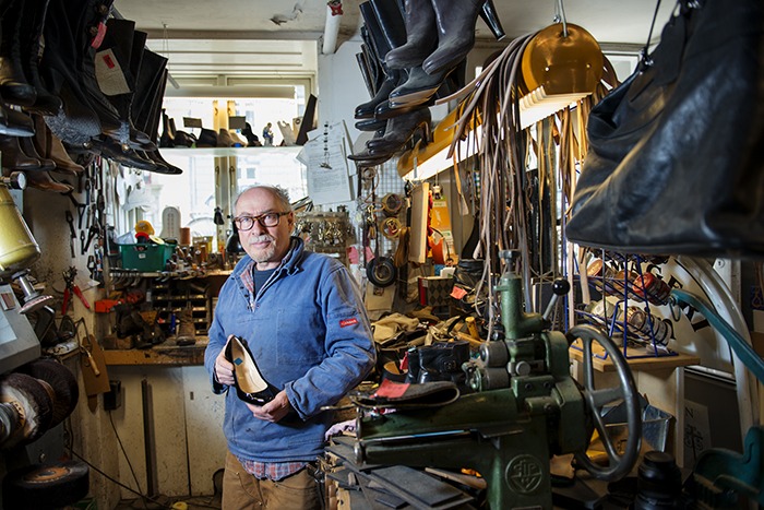 Skomager Carsten Itkin in his shop