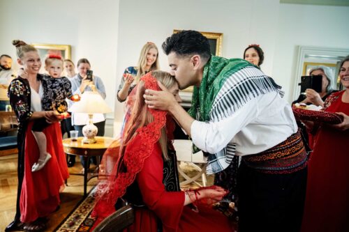 Ceremonien begynder ofte med en varme velkomst, hvor brudens og brudgommens familier spiller en central rolle. Der kan være specielt udvalgte musikere, der spiller traditionel kurdisk musik, hvilket skaber en festlig stemning.