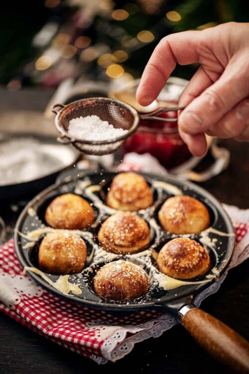 Æbleskiver kogning i panden.