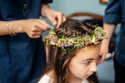 Blomsterpige gør sig klar til brylluppet