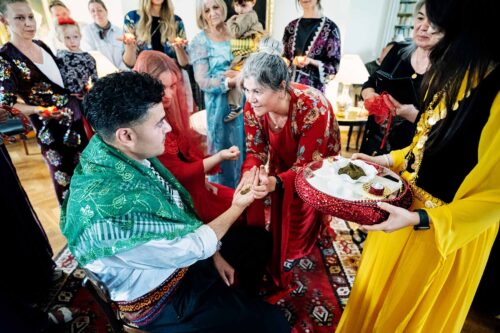 Ceremonien begynder ofte med en varme velkomst, hvor brudens og brudgommens familier spiller en central rolle. Der kan være specielt udvalgte musikere, der spiller traditionel kurdisk musik, hvilket skaber en festlig stemning.