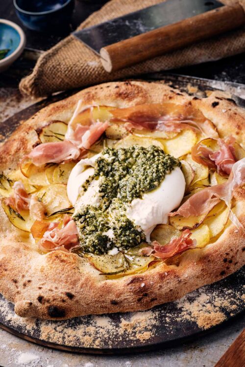 Sourdough pizza med skinke og burrata